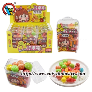 ขวดใส่สัมภาระพร้อมหมากฝรั่งเคี้ยวหมากฝรั่ง
